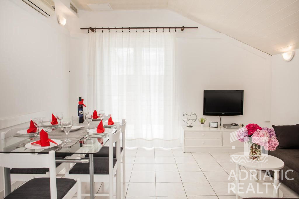 Žaborič, prelepa apartmajska hiša z razgledom na morje z vseh nadstropij, 30 m od morja