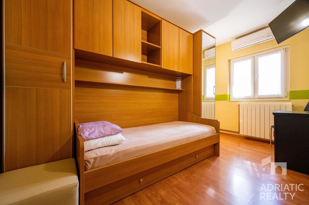 Žaborič, prelepa apartmajska hiša z razgledom na morje z vseh nadstropij, 30 m od morja