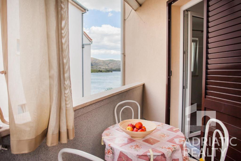 Žaborič, prelepa apartmajska hiša z razgledom na morje z vseh nadstropij, 30 m od morja