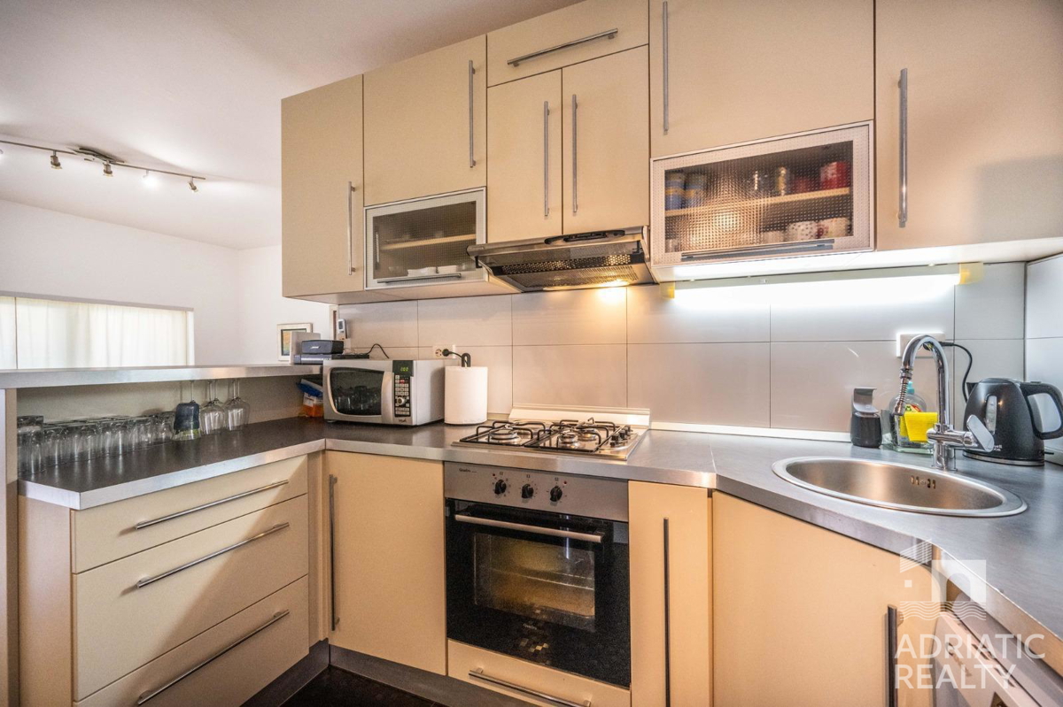 Žaborič, prelepa apartmajska hiša z razgledom na morje z vseh nadstropij, 30 m od morja
