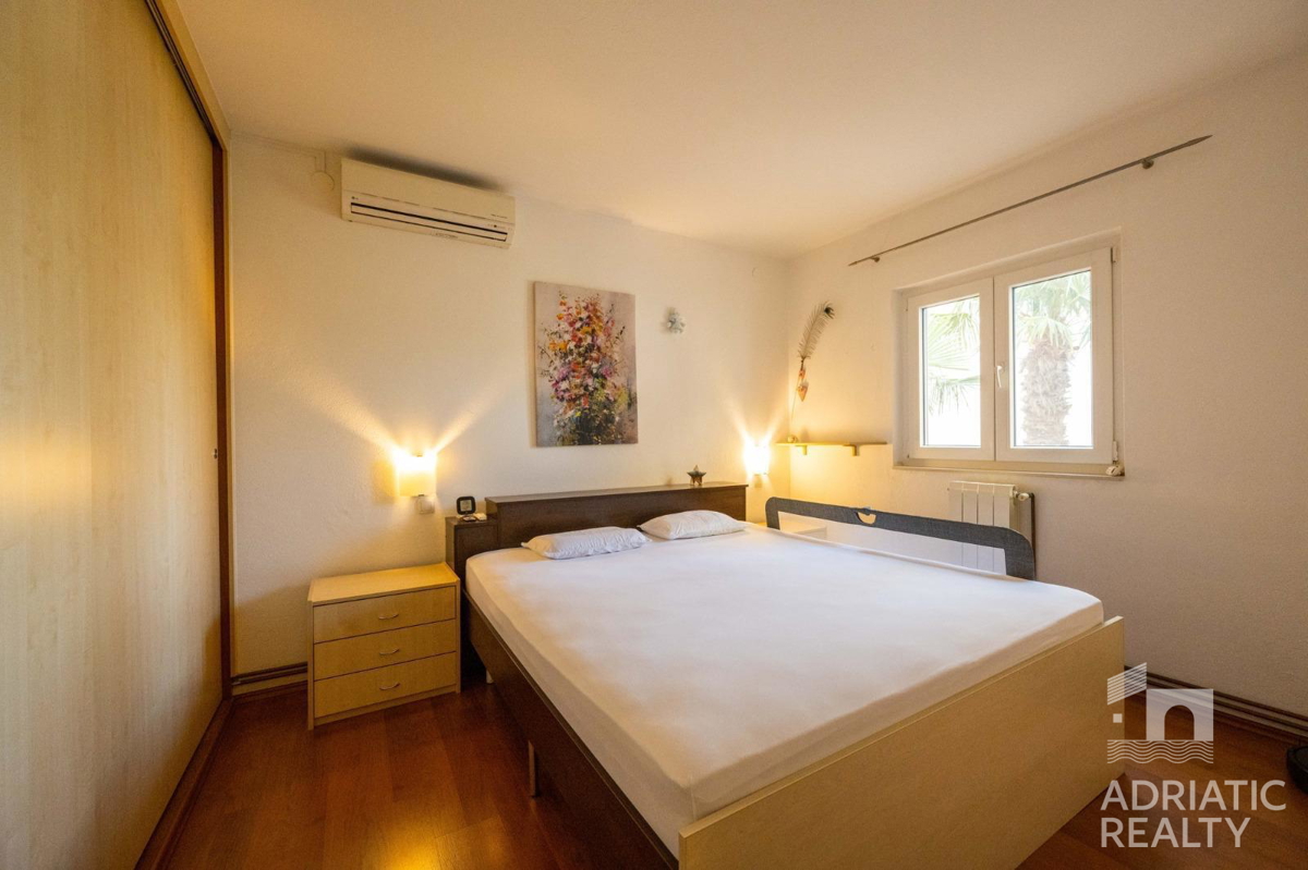 Žaborič, prelepa apartmajska hiša z razgledom na morje z vseh nadstropij, 30 m od morja