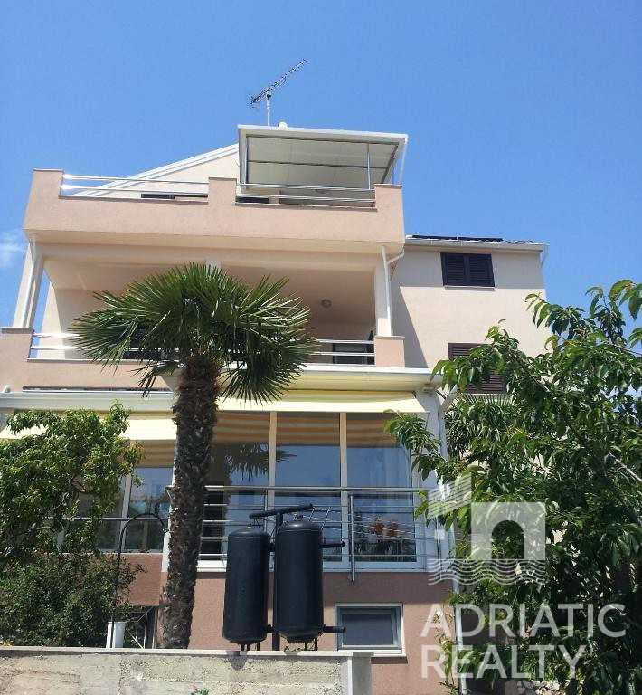 Žaborič, prelepa apartmajska hiša z razgledom na morje z vseh nadstropij, 30 m od morja