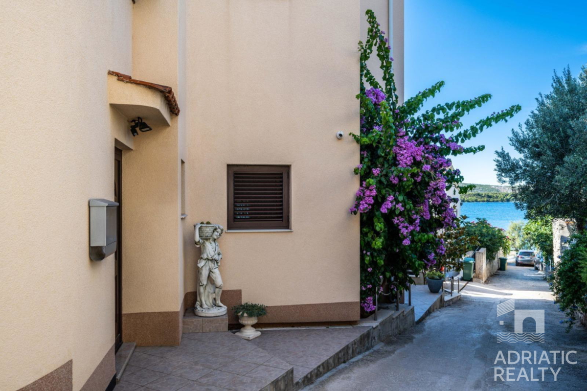 Žaborič, prelepa apartmajska hiša z razgledom na morje z vseh nadstropij, 30 m od morja