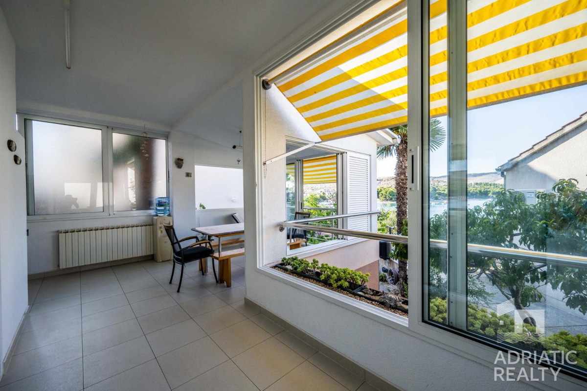 Žaborič, prelepa apartmajska hiša z razgledom na morje z vseh nadstropij, 30 m od morja