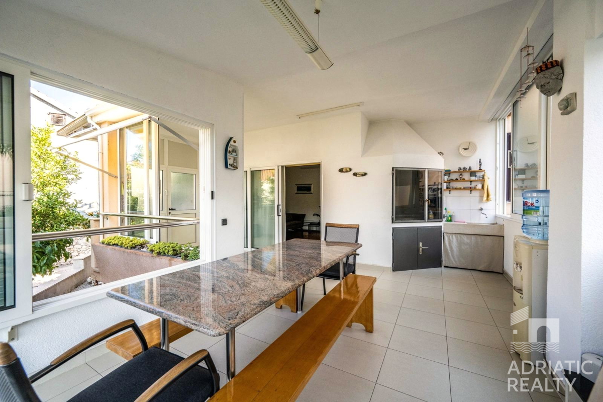 Žaborič, prelepa apartmajska hiša z razgledom na morje z vseh nadstropij, 30 m od morja