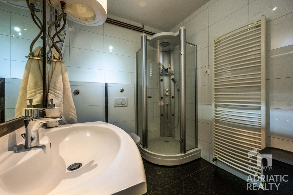 Žaborič, prelepa apartmajska hiša z razgledom na morje z vseh nadstropij, 30 m od morja