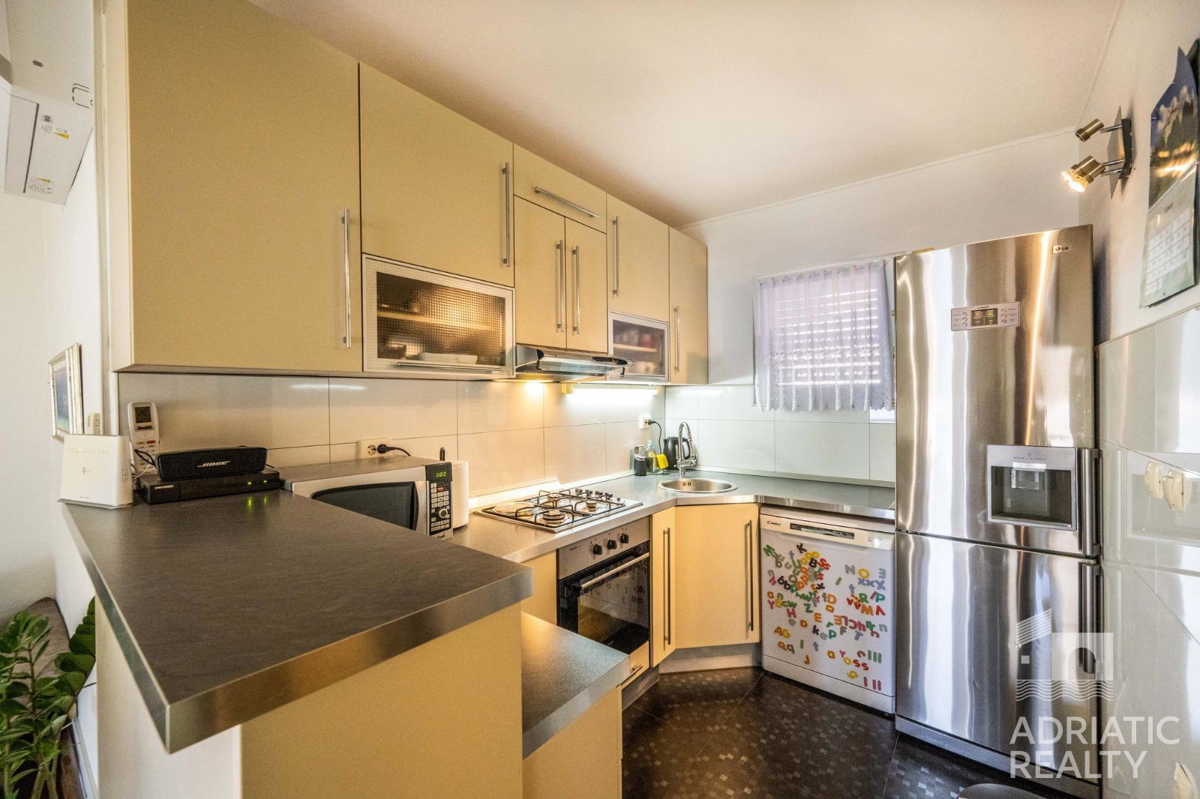 Žaborič, prelepa apartmajska hiša z razgledom na morje z vseh nadstropij, 30 m od morja