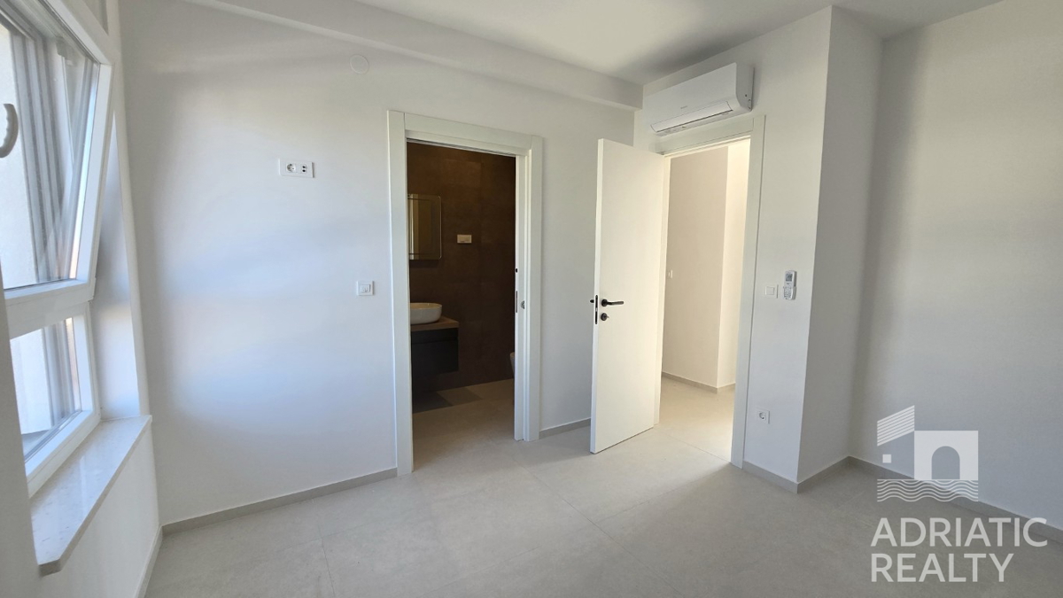 Vodice, sodoben triosobni apartma v bližini plaže, pogled na morje