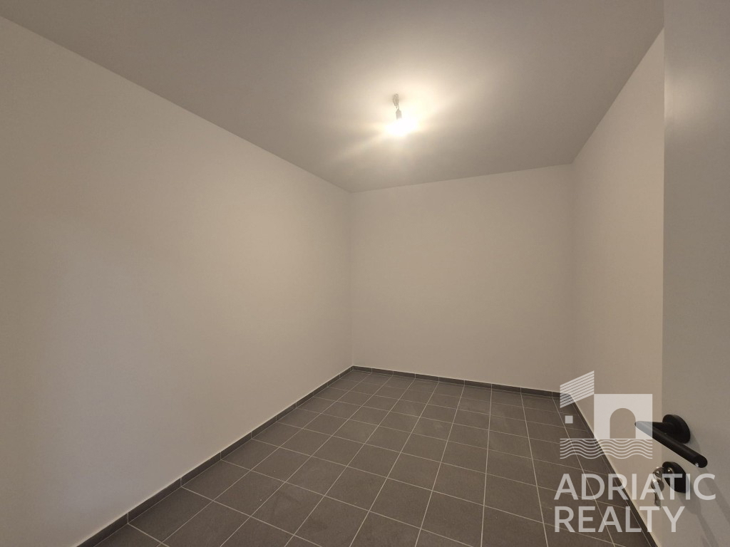 Vodice, sodoben triosobni apartma v bližini plaže, pogled na morje