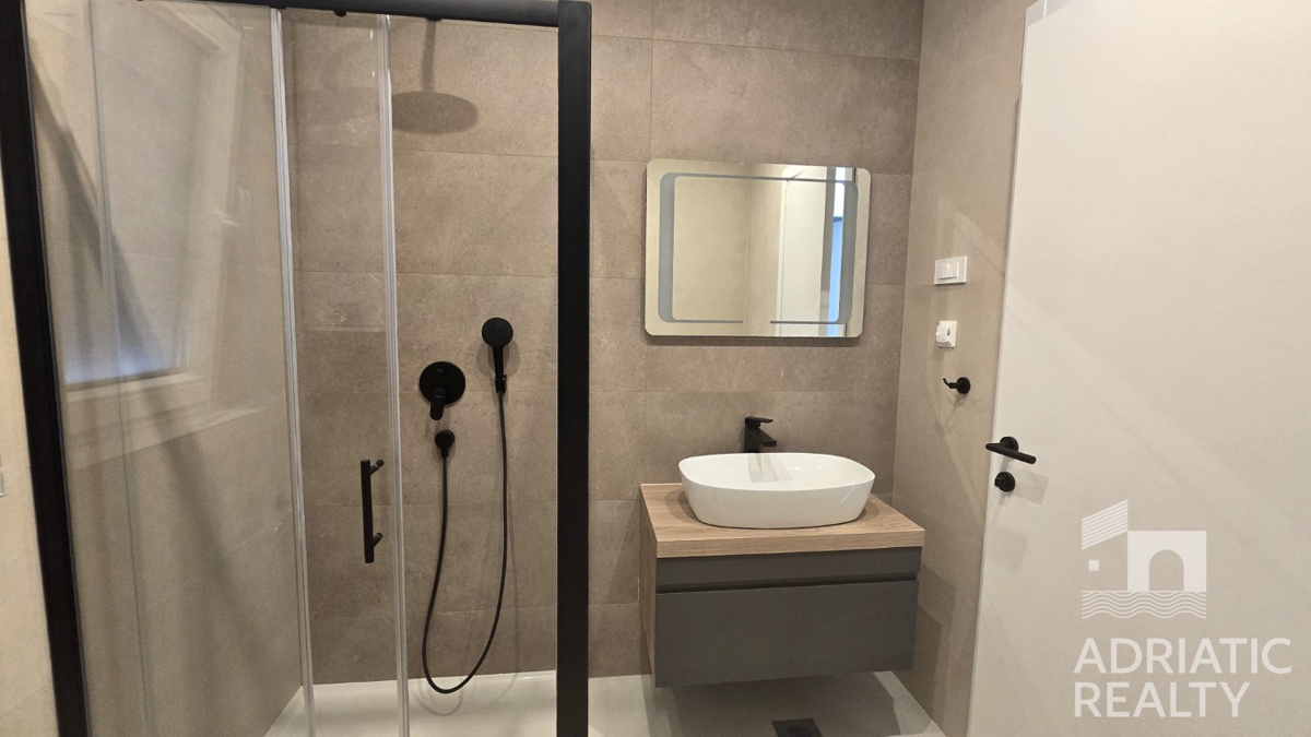 Vodice, sodoben triosobni apartma v bližini plaže, pogled na morje