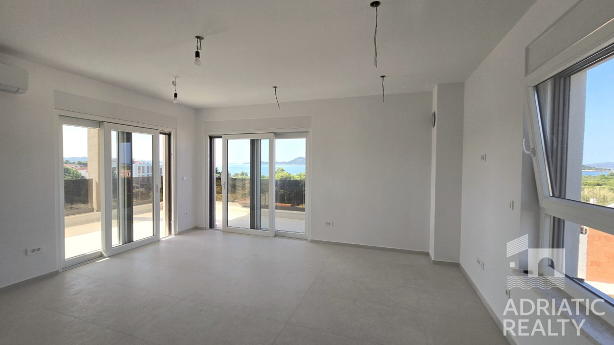 Vodice, sodoben triosobni apartma v bližini plaže, pogled na morje