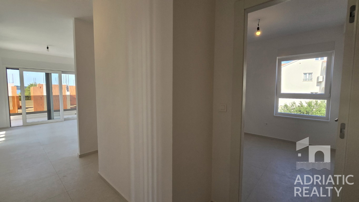 Vodice, sodoben triosobni apartma v bližini plaže, pogled na morje