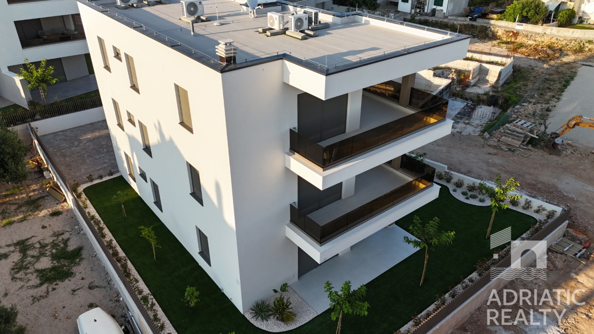 Vodice, sodoben triosobni apartma v bližini plaže, pogled na morje