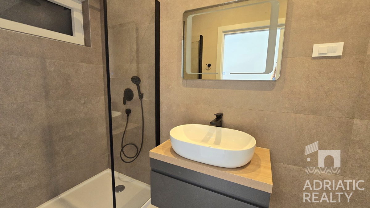 Vodice, sodoben triosobni apartma v bližini plaže, pogled na morje