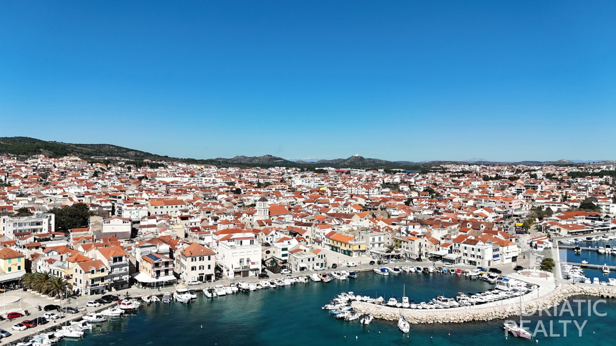 Vodice, sodoben triosobni apartma v bližini plaže, pogled na morje