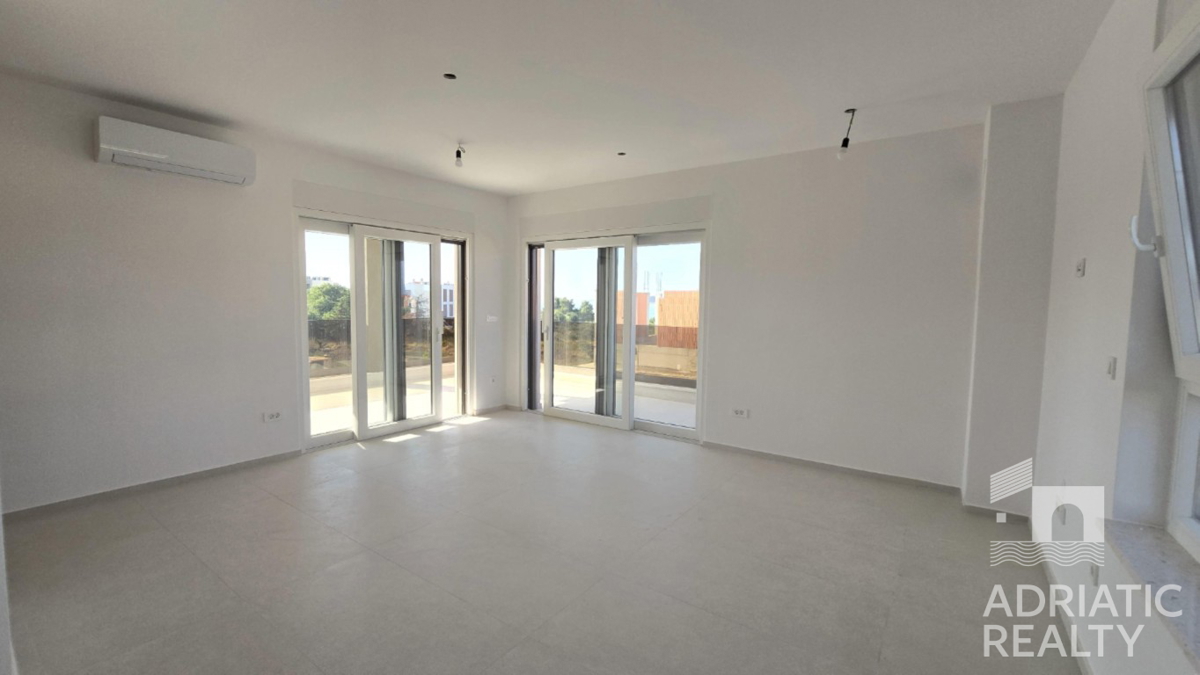 Vodice, sodoben triosobni apartma v bližini plaže, pogled na morje