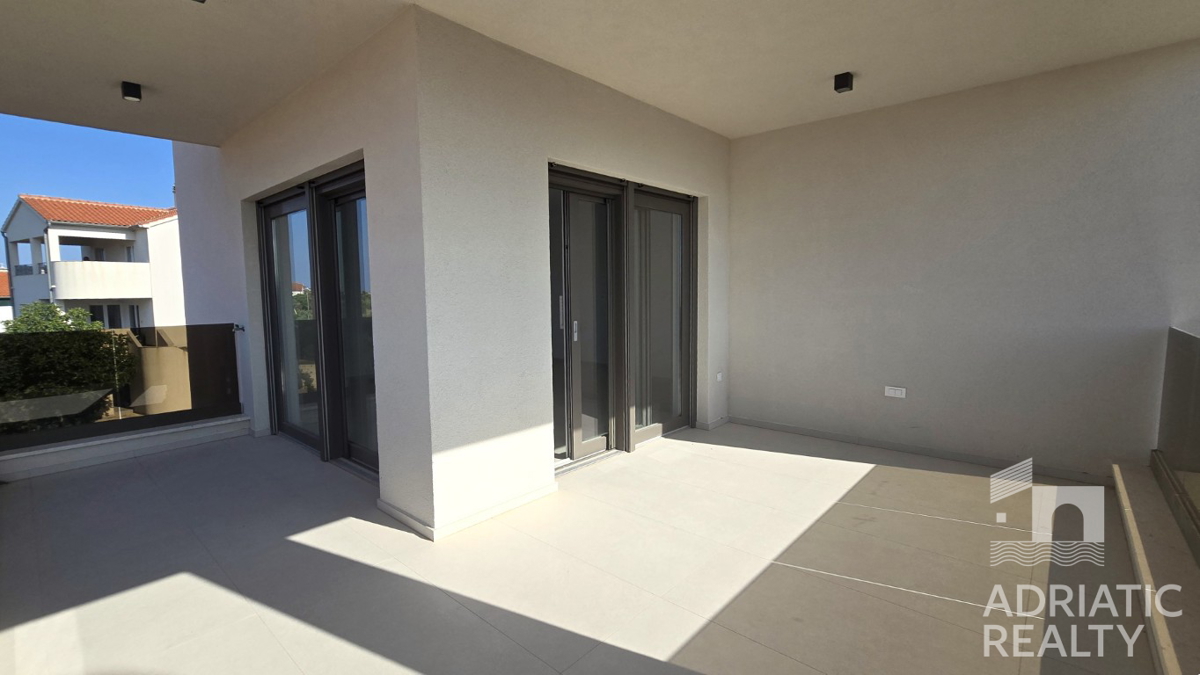 Vodice, sodoben triosobni apartma v bližini plaže, pogled na morje