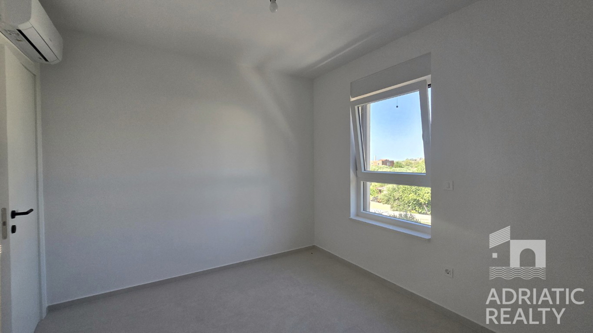 Vodice, sodoben triosobni apartma v bližini plaže, pogled na morje