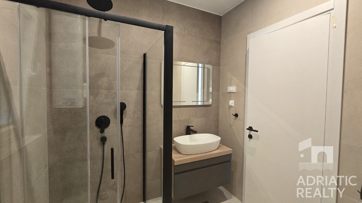 Vodice, sodoben triosobni apartma v bližini plaže, pogled na morje