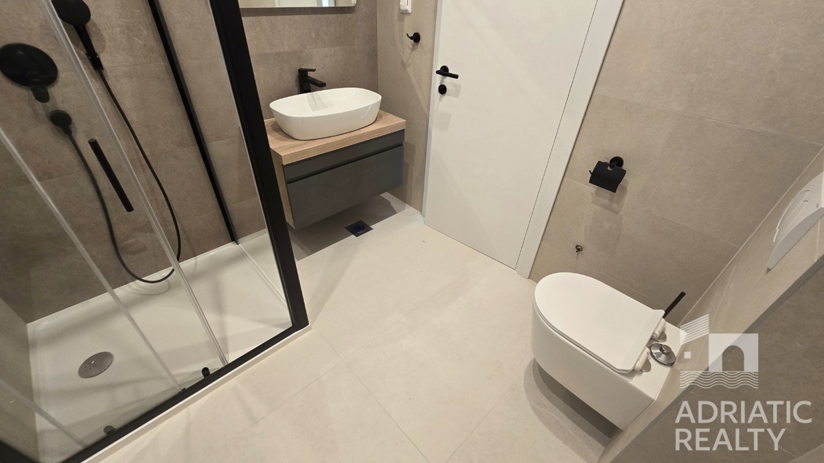 Vodice, sodoben triosobni apartma v bližini plaže, pogled na morje