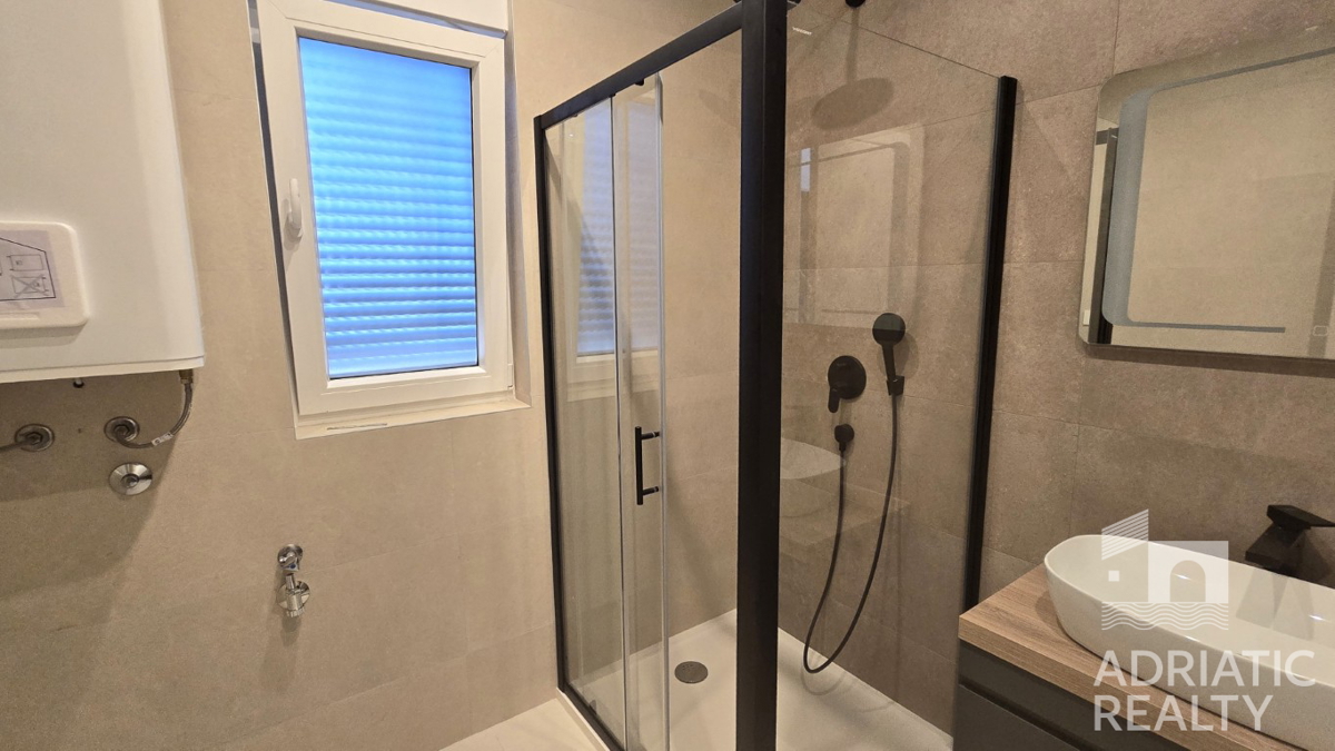 Vodice, sodoben triosobni apartma v bližini plaže, pogled na morje