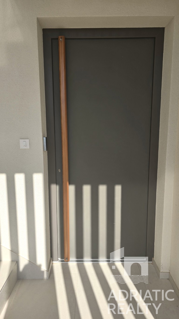 Vodice, sodoben triosobni apartma v bližini plaže, pogled na morje