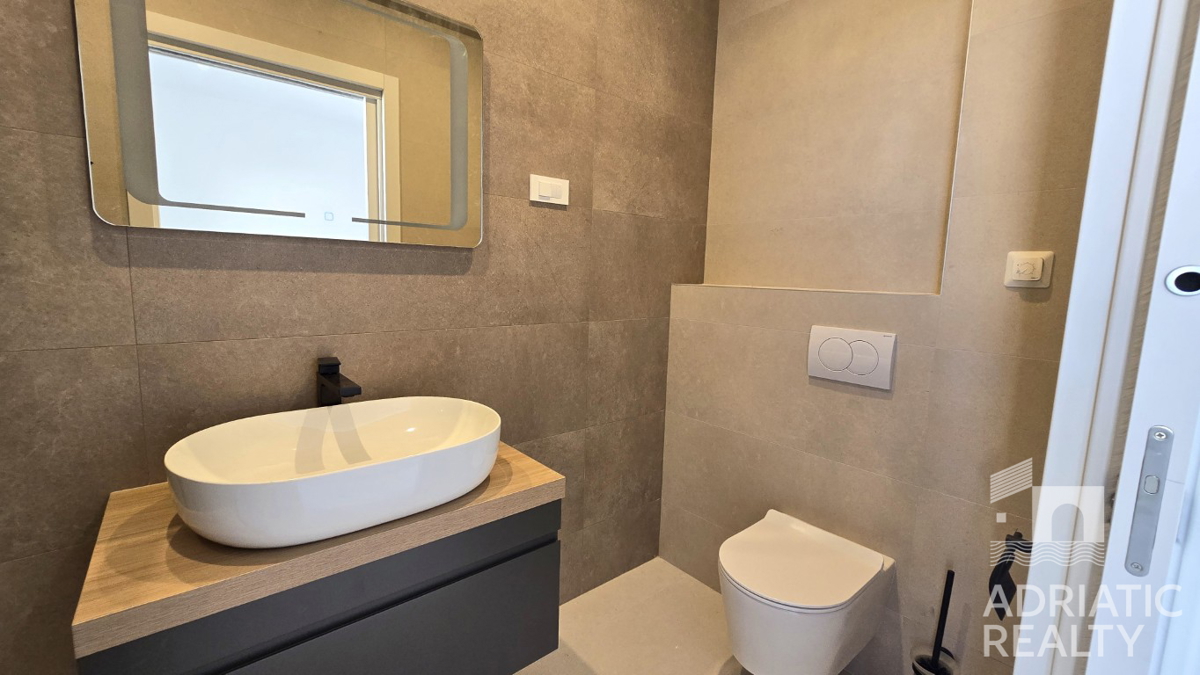 Vodice, sodoben triosobni apartma v bližini plaže, pogled na morje