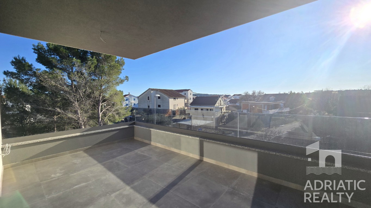 Srima, novogradnja, stanovanje s tremi spalnicami v bližini plaže