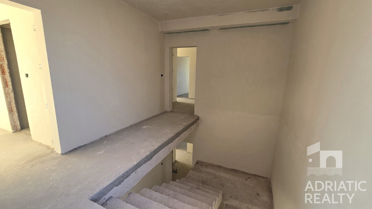 Srima, novogradnja, stanovanje s tremi spalnicami v bližini plaže