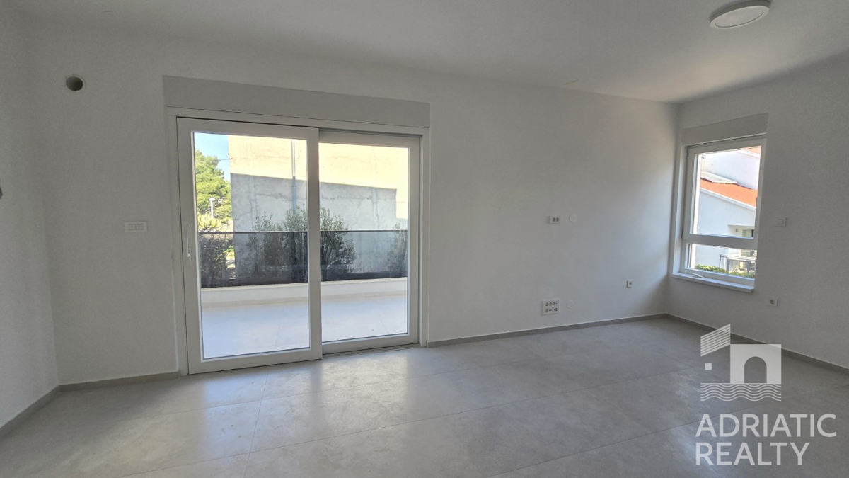 Vodice, novogradnja, enoprostanovanjski apartma v pritličju, 600 m od plaže