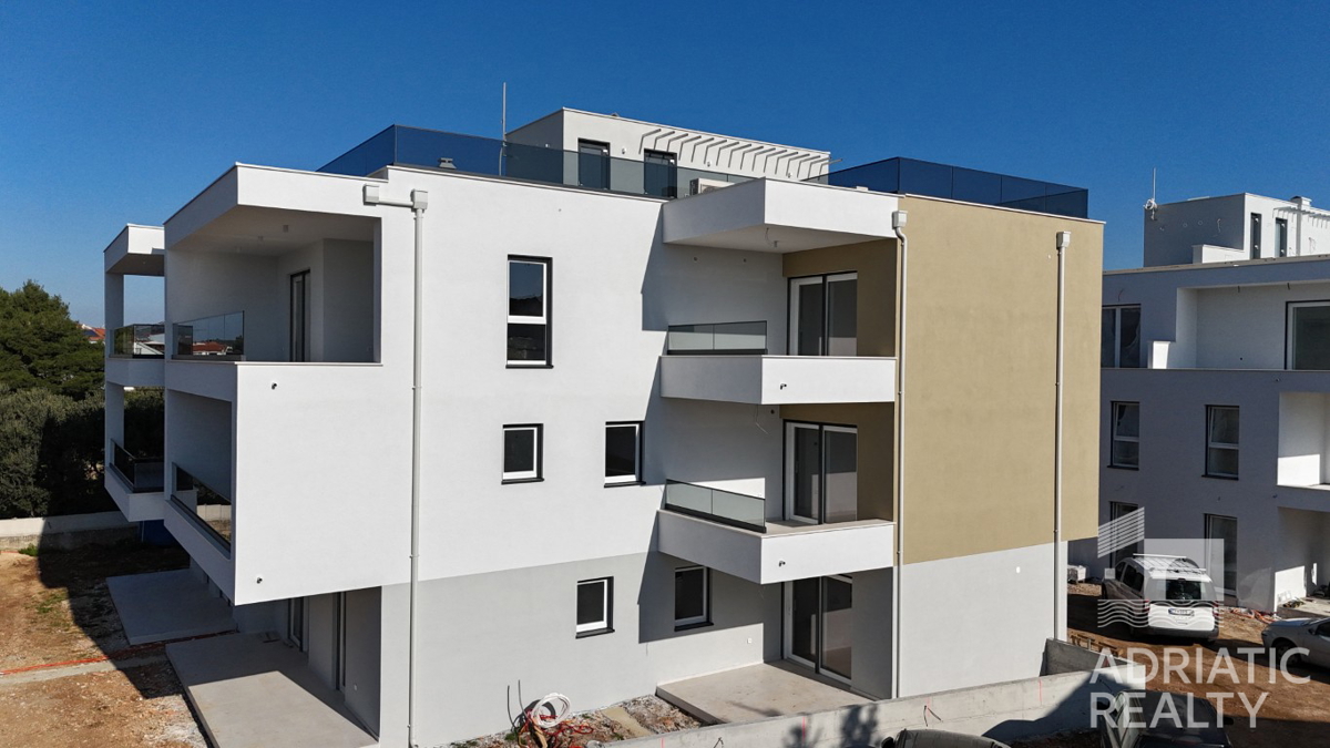 Vodice, novogradnja, enoprostanovanjski apartma v pritličju, 600 m od plaže