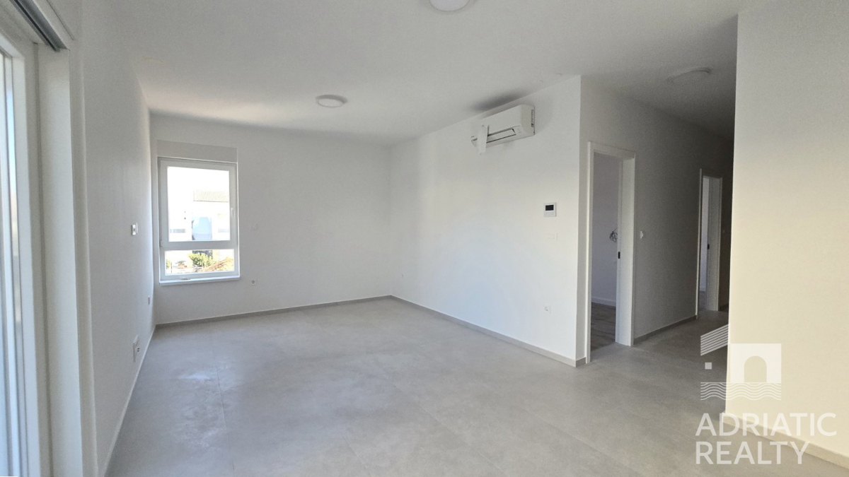 Vodice, novogradnja, enoprostanovanjski apartma v pritličju, 600 m od plaže