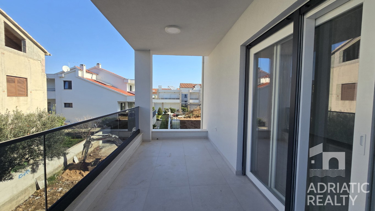 Vodice, novogradnja, enoprostanovanjski apartma v pritličju, 600 m od plaže