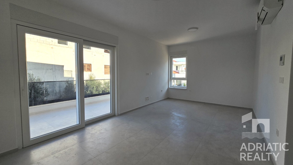 Vodice, novogradnja, enoprostanovanjski apartma v pritličju, 600 m od plaže