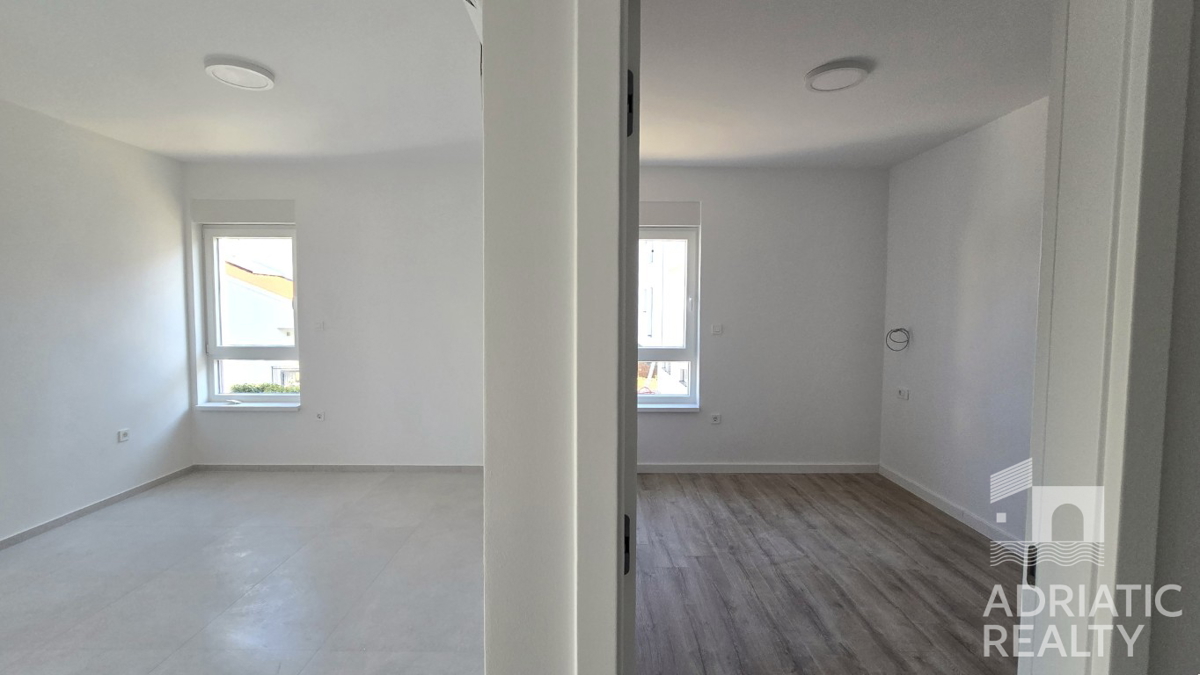 Vodice, novogradnja, enoprostanovanjski apartma v pritličju, 600 m od plaže