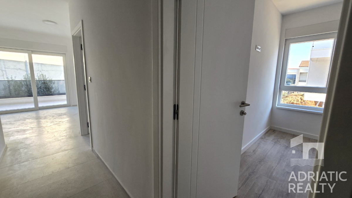 Vodice, novogradnja, enoprostanovanjski apartma v pritličju, 600 m od plaže