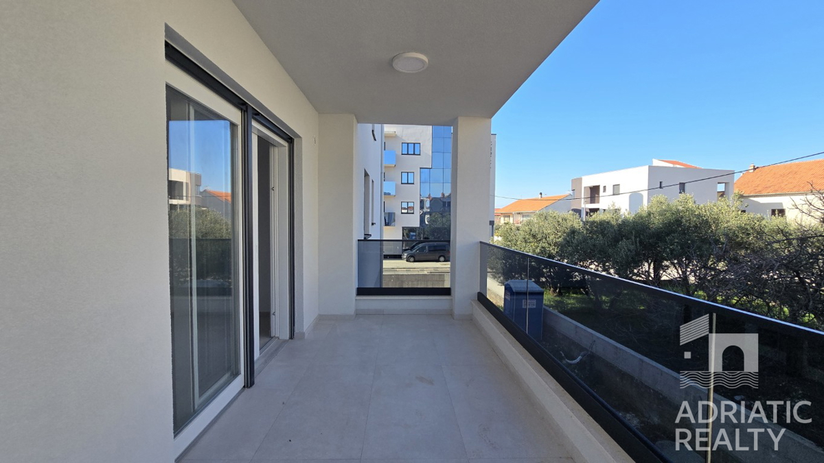 Vodice, novogradnja, enoprostanovanjski apartma v pritličju, 600 m od plaže