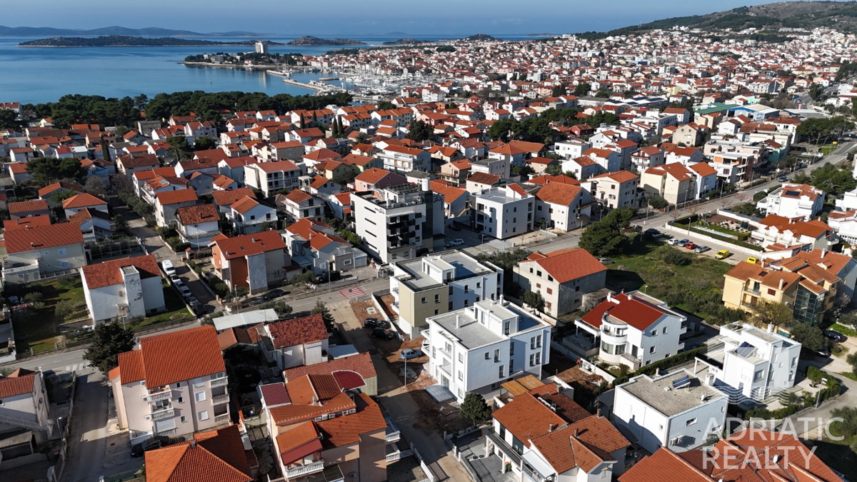 Vodice, novogradnja, enoprostanovanjski apartma v pritličju, 600 m od plaže