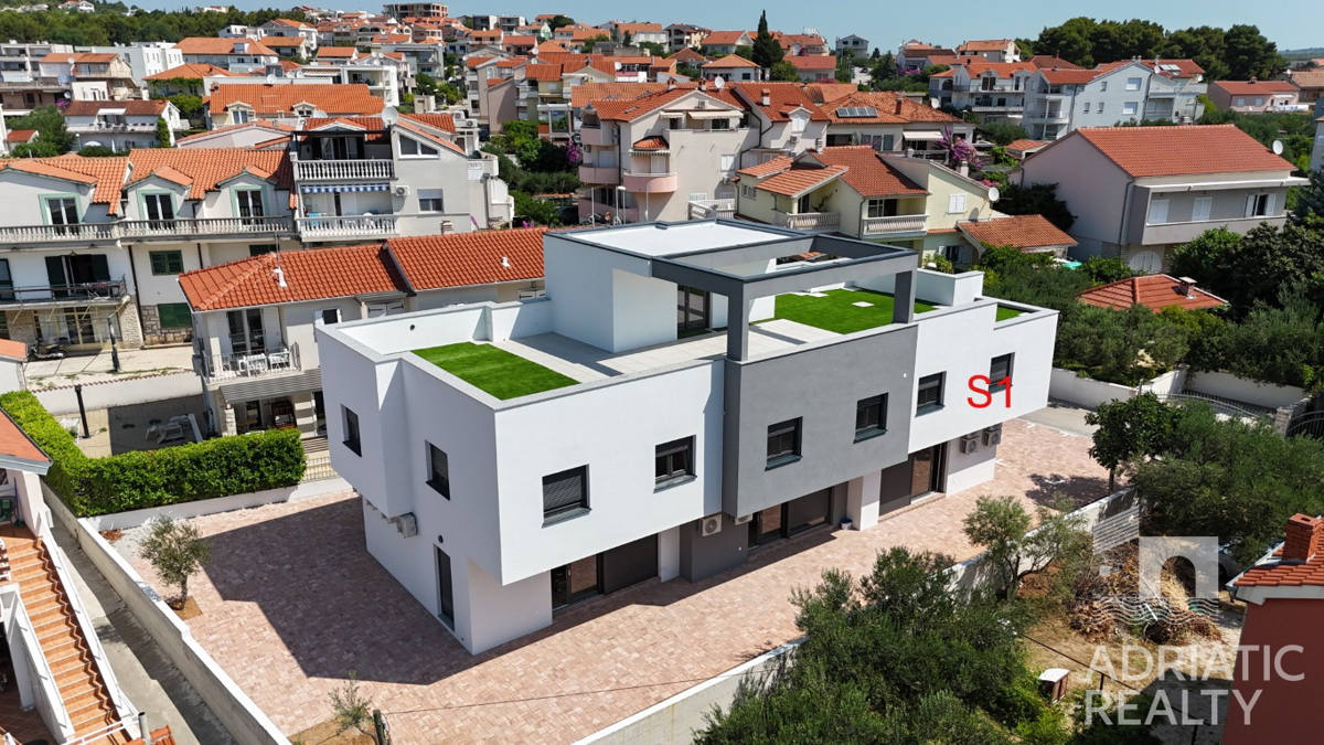 Vodice, dvoetažni apartma v moderni novogradnji blizu plaže