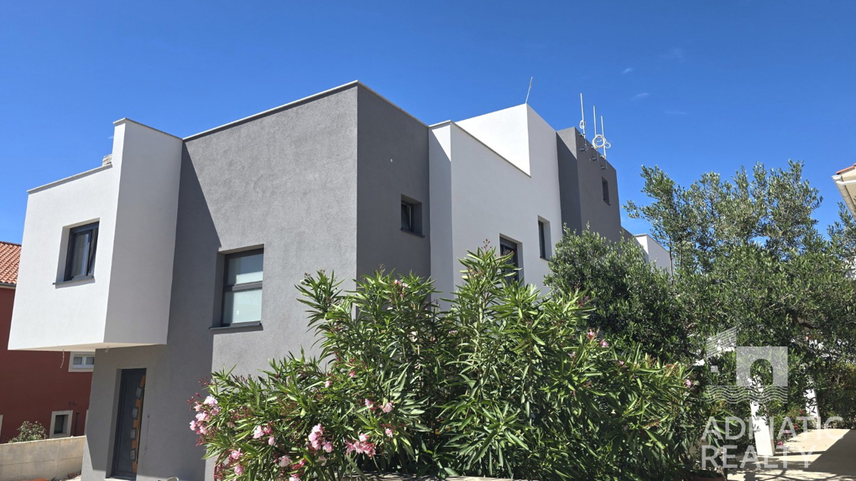 Vodice, dvoetažni apartma v moderni novogradnji blizu plaže