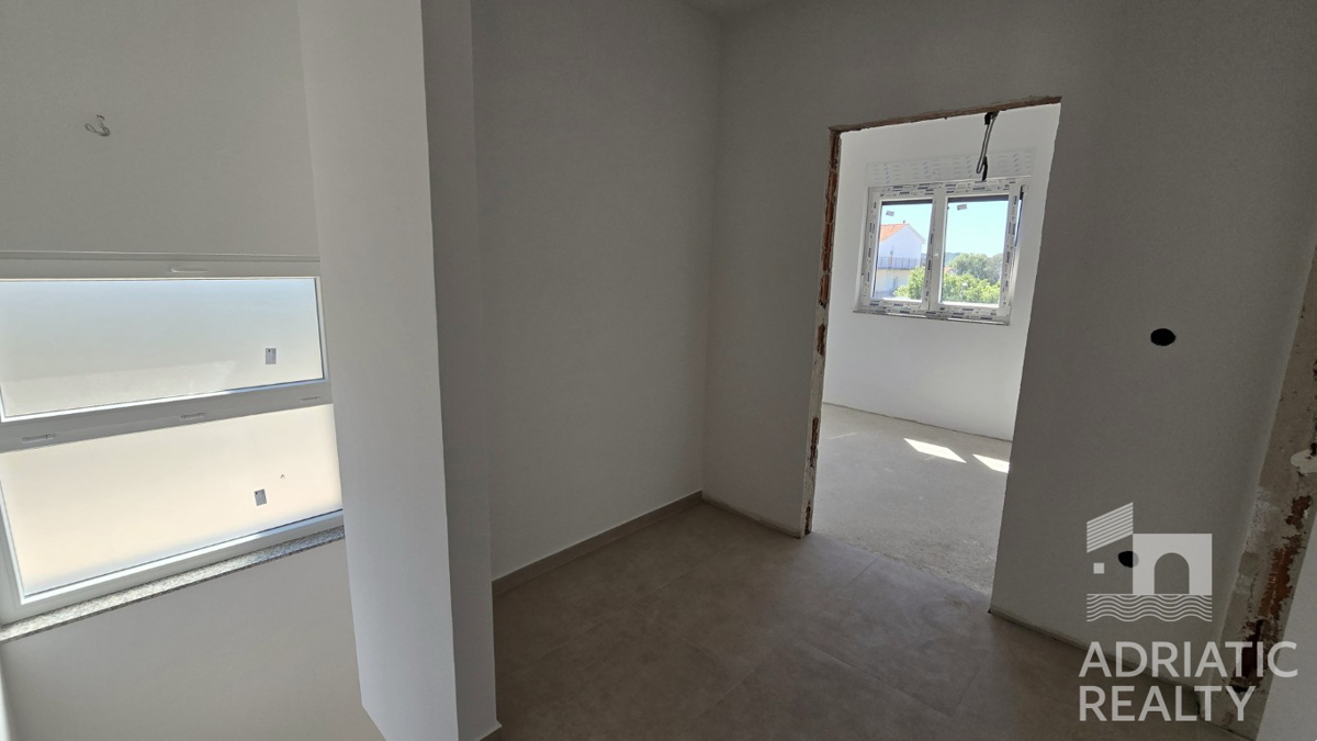 Vodice, dvoetažni apartma v moderni novogradnji blizu plaže