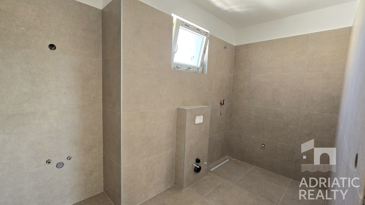 Vodice, dvoetažni apartma v moderni novogradnji blizu plaže