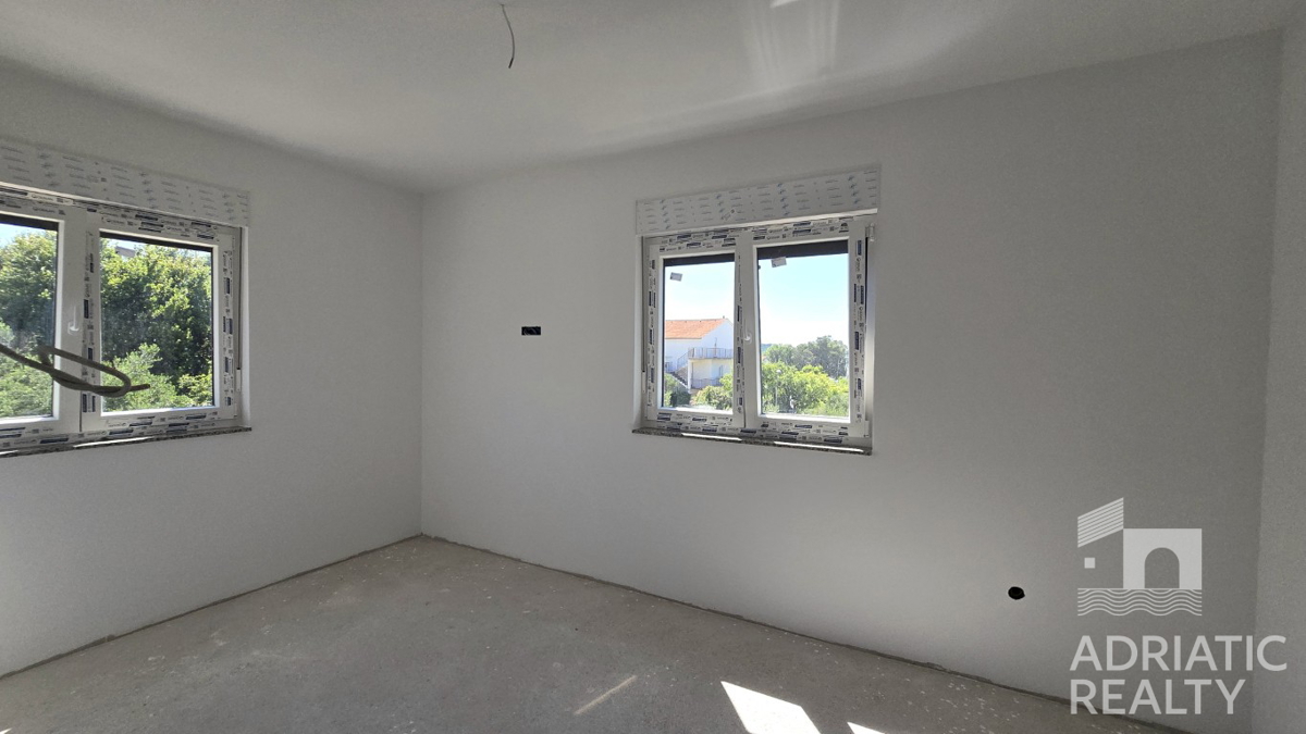 Vodice, dvoetažni apartma v moderni novogradnji blizu plaže