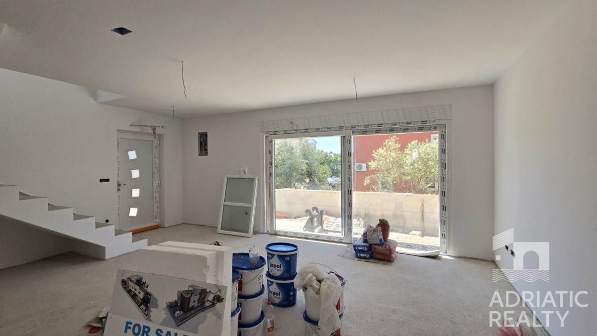 Vodice, dvoetažni apartma v moderni novogradnji blizu plaže
