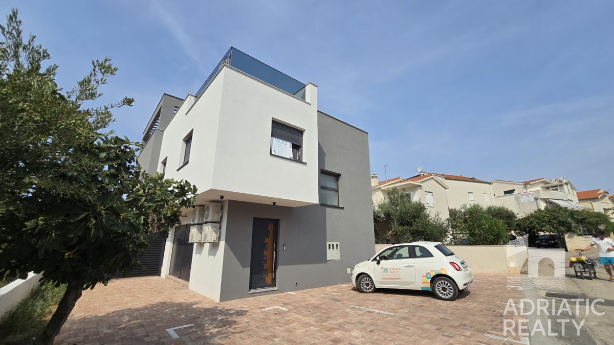 Vodice, dvoetažni apartma v moderni novogradnji blizu plaže