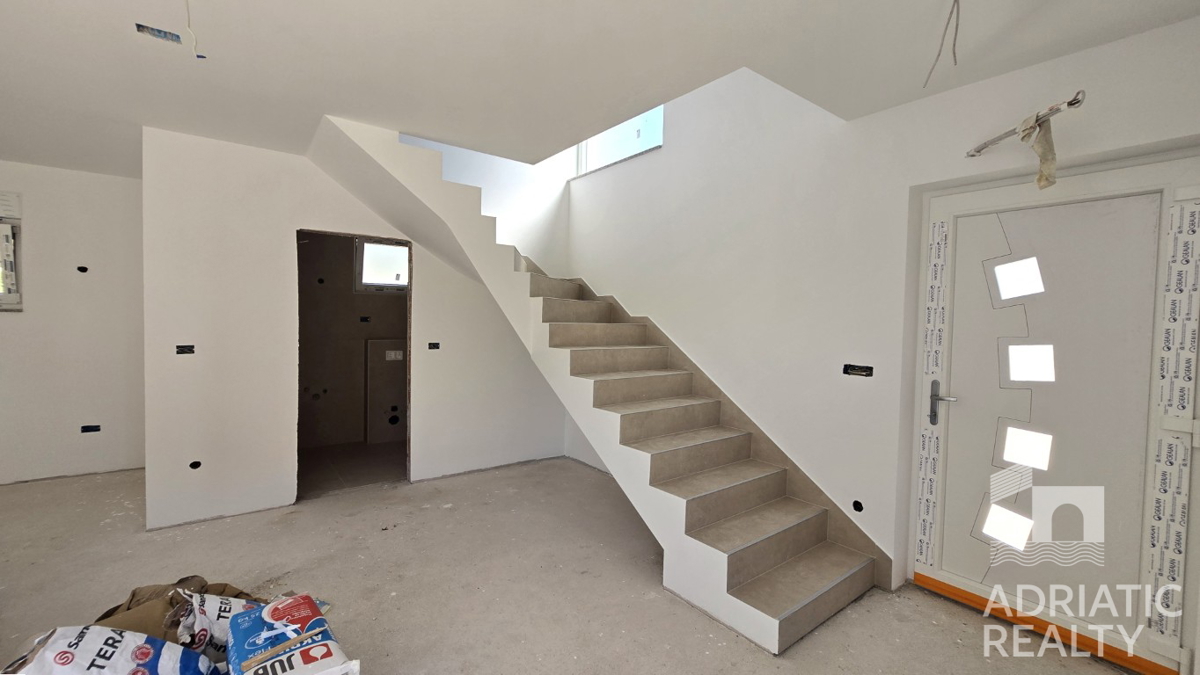 Vodice, dvoetažni apartma v moderni novogradnji blizu plaže