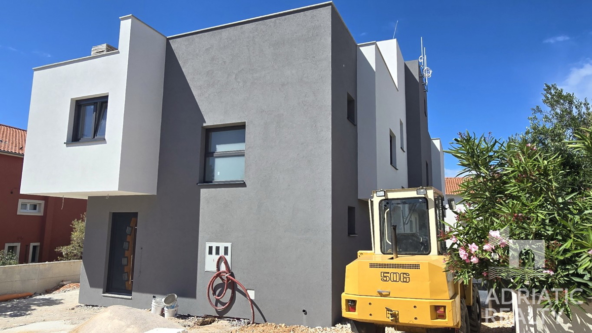 Vodice, dvoetažni apartma v moderni novogradnji blizu plaže