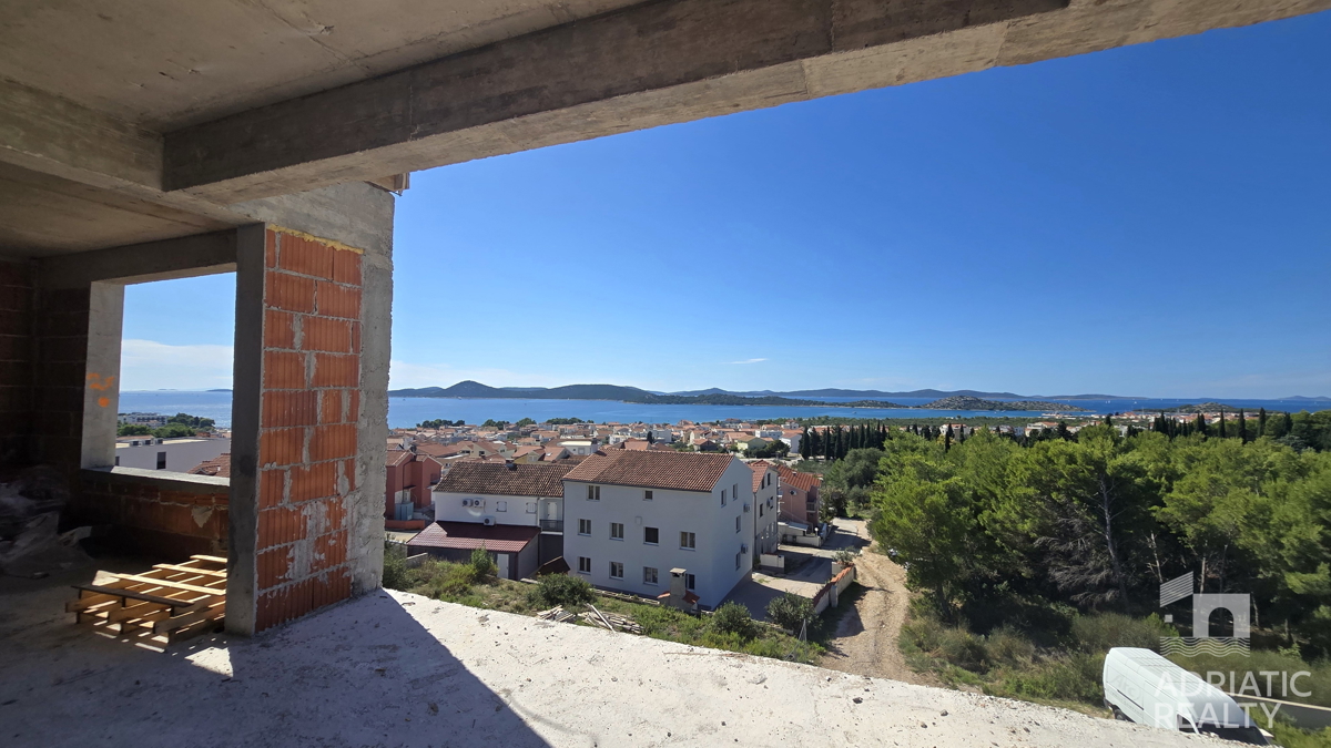 Vodice, čudovit trisobni apartma s panoramskim pogledom na morje