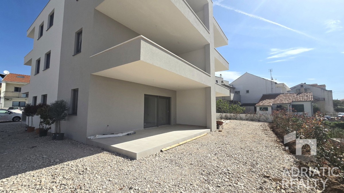 Vodice, udoben trisobni stan s vrtom v bližini plaže