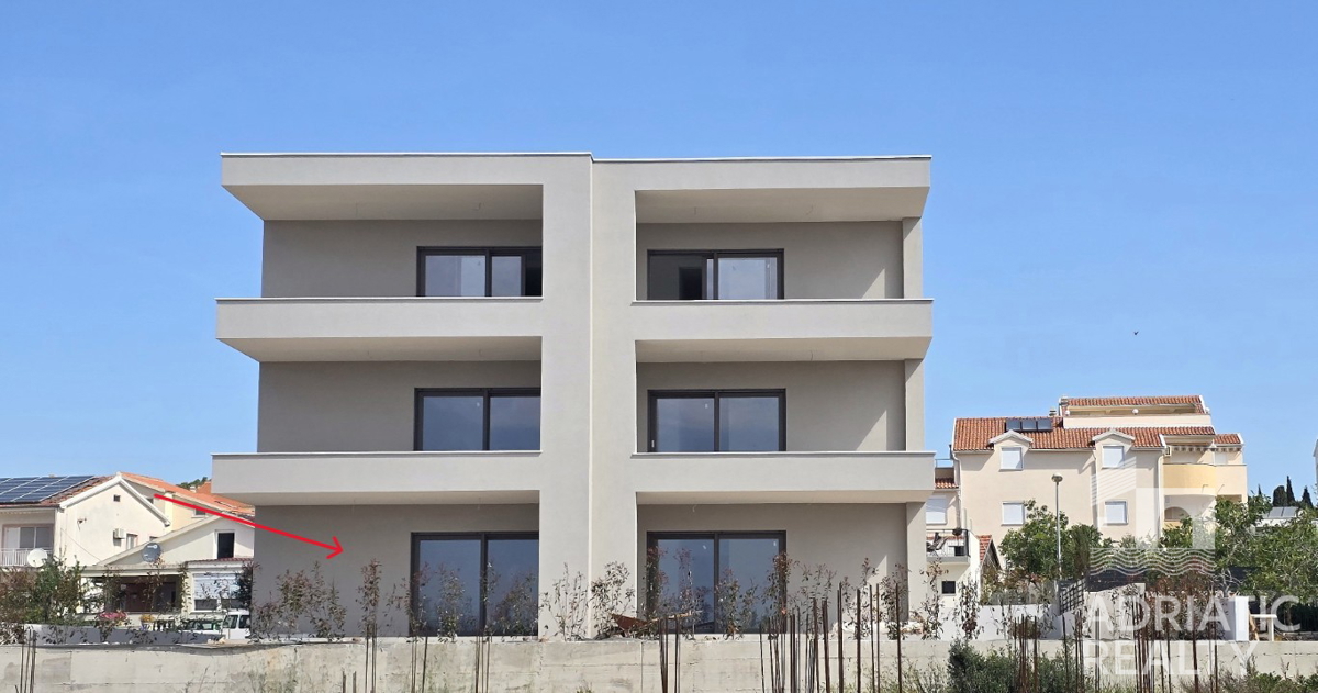 Vodice, udoben trisobni stan s vrtom v bližini plaže
